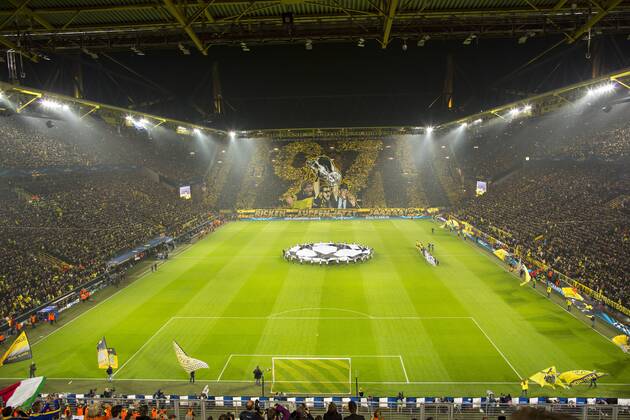 Dortmund, 18.03.20145, Signal-Iduna-Park Choreographie erinnert an die Helden vom Championsleague Gewinn 1997 - BvB Spieler Karl-Heinz Riedle, Lars Ricken und Trainer Ottmar Hitzfeld