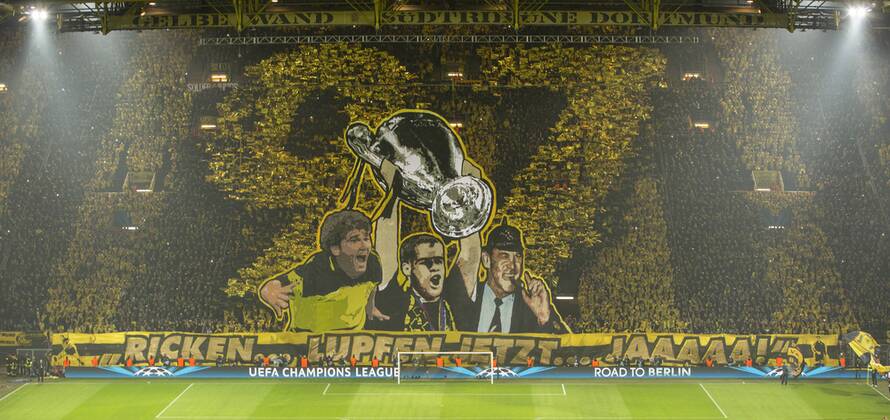Dortmund, 18.03.20145, Signal-Iduna-Park Choreographie erinnert an die Helden vom Championsleague Gewinn 1997 - BvB Spieler Karl-Heinz Riedle, Lars Ricken und Trainer Ottmar Hitzfeld