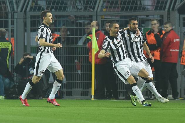 Fußball Champions League Achtelfinale Borussia Dortmund - Juventus Turin am 18.03.2015 im Signal Iduna Park in Dortmund Torjubel zum 0:1 durch Carlos Tevez ( Turin ), rechts