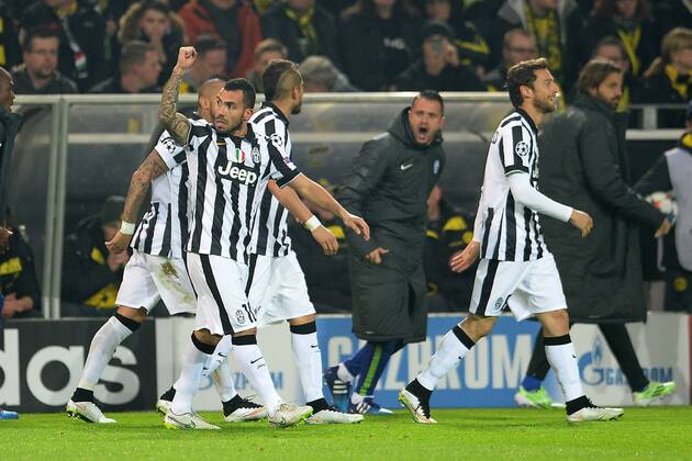 Fußball Champions League Achtelfinale Borussia Dortmund - Juventus Turin am 18.03.2015 im Signal Iduna Park in Dortmund Torjubel zum 0:1 durch Carlos Tevez ( Turin ), links