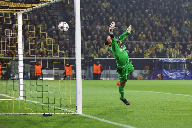 Torwart Roman Weidenfeller (Borussia Dortmund 1) chancenlos beim Tor von Giorgio Chiellini (Juventus Turin 3 - nicht im Bild) Borussia Dortmund vs Juventus Turin, Fussball, Champions League, 18.03.2015, Foto: Schueler Eibner EP_JSE