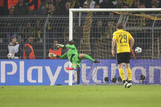 18.03.2015, xjfx, Fussball UEFA Champions League, Borussia Dortmund - Juventus Turin, v.l. Goal scored, Tor zum 0:1, Roman Weidenfeller (Borussia Dortmund),Marcel Schmelzer (Borussia Dortmund)