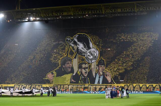FUSSBALL CHAMPIONS LEAGUE SAISON 2014 2015 ACHTELFINAL RUECKSPIEL Borussia Dortmund - Juventus Turin 18.03.2015 Die Fans von Borussia Dortmund erinnern mit einer Choreografie an den damaligen Gewinn der Champions League von Borussia Dortmund. Karlheinz Riedle, Lars Ricken und Trainer Ottmar Hitzfeld waren damals wichtige Protagonisten 