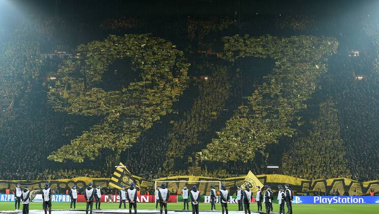 FUSSBALL CHAMPIONS LEAGUE SAISON 2014 2015 ACHTELFINAL RUECKSPIEL Borussia Dortmund - Juventus Turin 18.03.2015 Die Fans von Borussia Dortmund erinnern mit einer Choreografie an den damaligen Gewinn der Champions League von Borussia Dortmund. Karlheinz Riedle, Lars Ricken und Trainer Ottmar Hitzfeld waren damals wichtige Protagonisten 