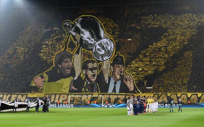 FUSSBALL CHAMPIONS LEAGUE SAISON 2014 2015 ACHTELFINAL RUECKSPIEL Borussia Dortmund - Juventus Turin 18.03.2015 Die Fans von Borussia Dortmund erinnern mit einer Choreografie an den damaligen Gewinn der Champions League von Borussia Dortmund. Karlheinz Riedle, Lars Ricken und Trainer Ottmar Hitzfeld waren damals wichtige Protagonisten 