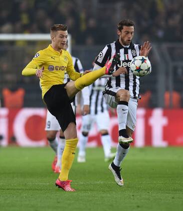 FUSSBALL CHAMPIONS LEAGUE SAISON 2014 2015 ACHTELFINAL RUECKSPIEL Borussia Dortmund - Juventus Turin 18.03.2015 Marco Reus (li, Borussia Dortmund) gegen Claudio Marchisio (re, Juventus Turin) 