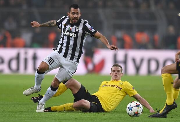 FUSSBALL CHAMPIONS LEAGUE SAISON 2014 2015 ACHTELFINAL RUECKSPIEL Borussia Dortmund - Juventus Turin 18.03.2015 Carlos Tevez (li, Juventus Turin) enteilt Sven Bender (re, Borussia Dortmund) 