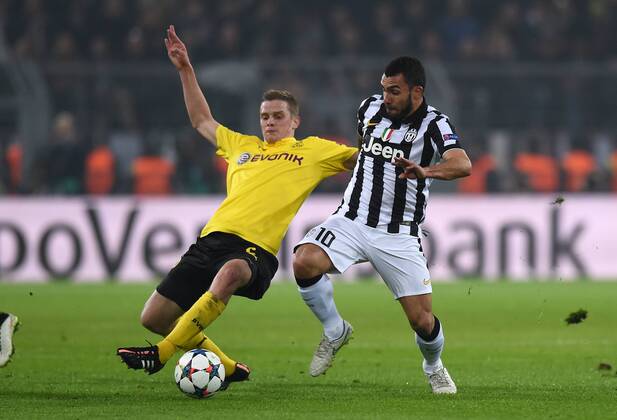 FUSSBALL CHAMPIONS LEAGUE SAISON 2014 2015 ACHTELFINAL RUECKSPIEL Borussia Dortmund - Juventus Turin 18.03.2015 Carlos Tevez (re, Juventus Turin) gegen Sven Bender (li, Borussia Dortmund) 