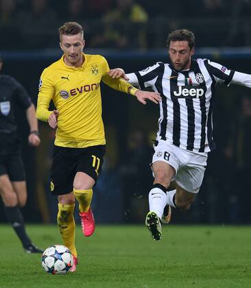 FUSSBALL CHAMPIONS LEAGUE SAISON 2014 2015 ACHTELFINAL RUECKSPIEL Borussia Dortmund - Juventus Turin 18.03.2015 Marco Reus (li, Borussia Dortmund) gegen Claudio Marchisio (re, Juventus Turin) 