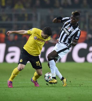 FUSSBALL CHAMPIONS LEAGUE SAISON 2014 2015 ACHTELFINAL RUECKSPIEL Borussia Dortmund - Juventus Turin 18.03.2015 Sokratis (li, Borussia Dortmund) gegen Paul Pogba (re, Juventus Turin) 