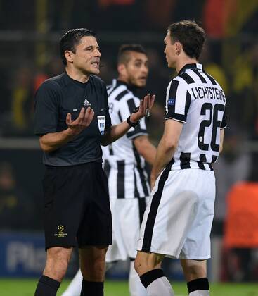 FUSSBALL CHAMPIONS LEAGUE SAISON 2014 2015 ACHTELFINAL RUECKSPIEL Borussia Dortmund - Juventus Turin 18.03.2015 Schiedsrichter Milorad Mazic (li) diskutiert mit Stephan Lichtsteiner (re, Juventus Turin) 