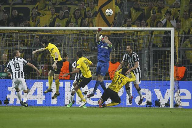 Torwart Gianluigi Buffon (Juventus Turin 1) gegen Neven Subotic (Borussia Dortmund 4), Pierre-Emerick Aubameyang (Borussia Dortmund 17) und Mats Hummels (Borussia Dortmund 15) Borussia Dortmund vs Juventus Turin, Fussball, Champions League, 18.03.2015, Foto: Schueler Eibner EP_JSE