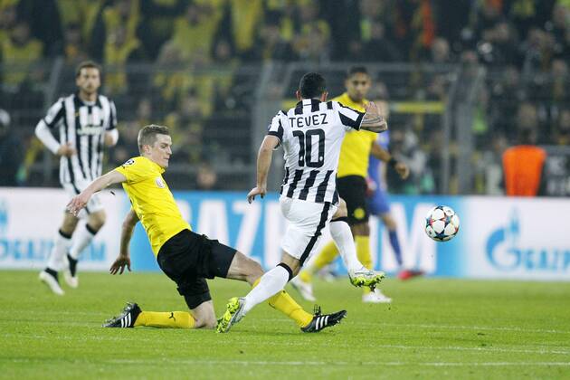 Sven Bender (Borussia Dortmund 6) im Zweikampf gegen Carlos Tevez (Juventus Turin 10) Borussia Dortmund vs Juventus Turin, Fussball, Champions League, 18.03.2015, Foto: Schueler Eibner EP_JSE