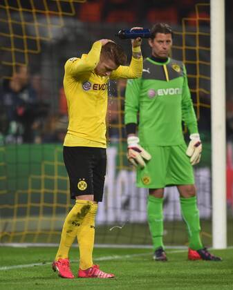 18.03.2015, Fussball, Saison 2014 15, Champions League, 2014 15, Achtelfinale, Borussia Dortmund - Juventus Turin Marco Reus (Borussia Dortmund), li., und Torwart Roman Weidenfeller (Borussia Dortmund)