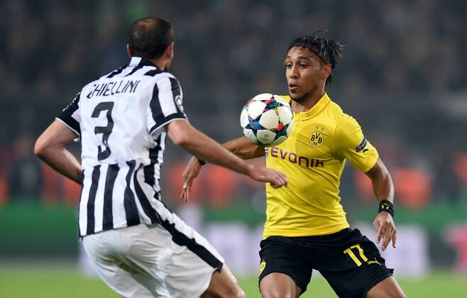 FUSSBALL CHAMPIONS LEAGUE SAISON 2014 2015 ACHTELFINAL RUECKSPIEL Borussia Dortmund - Juventus Turin 18.03.2015 Pierre-Emerick Aubameyang (re, Borussia Dortmund) gegen Giorgio Chiellini (li, Juventus Turin) 