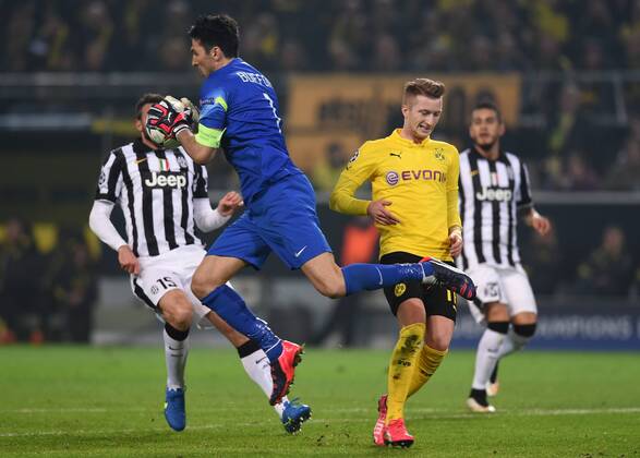 FUSSBALL CHAMPIONS LEAGUE SAISON 2014 2015 ACHTELFINAL RUECKSPIEL Borussia Dortmund - Juventus Turin 18.03.2015 Torwart Buffon Gianluigi (Juventus Turin) faengt sicher vor Marco Reus (Borussia Dortmund) 