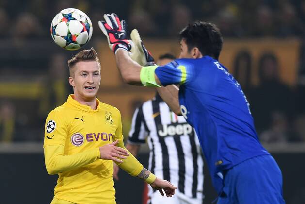 FUSSBALL CHAMPIONS LEAGUE SAISON 2014 2015 ACHTELFINAL RUECKSPIEL Borussia Dortmund - Juventus Turin 18.03.2015 Torwart Buffon Gianluigi (Juventus Turin) faengt sicher vor Marco Reus (Borussia Dortmund) 