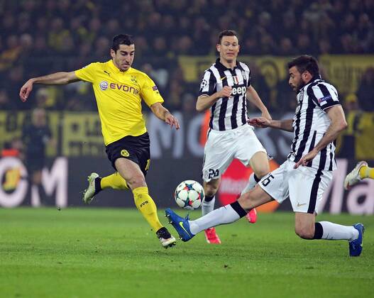 18.03.2015, xovx, Fussball UEFA Champions League, Borussia Dortmund - Juventus Turin, v.l. Henrikh Mkhitaryan (Borussia Dortmund), Stephan Lichtsteiner (Juventus Turin), Andrea Barzagli (Juventus Turin), Aktion,
