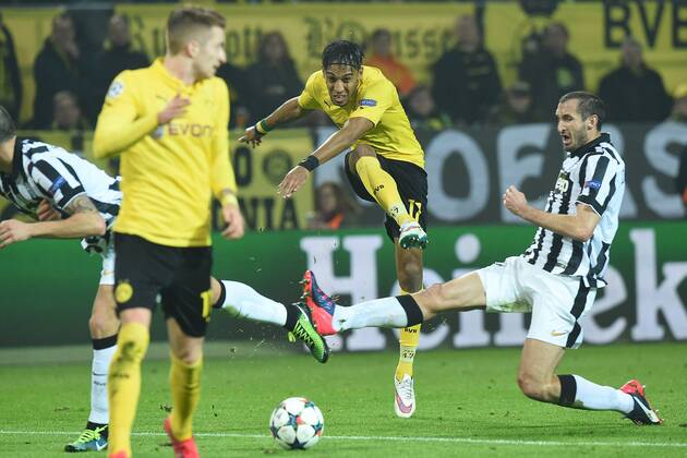 Fußball Champions League Achtelfinale Borussia Dortmund - Juventus Turin am 18.03.2015 im Signal Iduna Park in Dortmund Torschuss durch Pierre-Emerick Aubameyang ( Dortmund ), mitte - Giorgio Chiellini ( Turin ), rechts