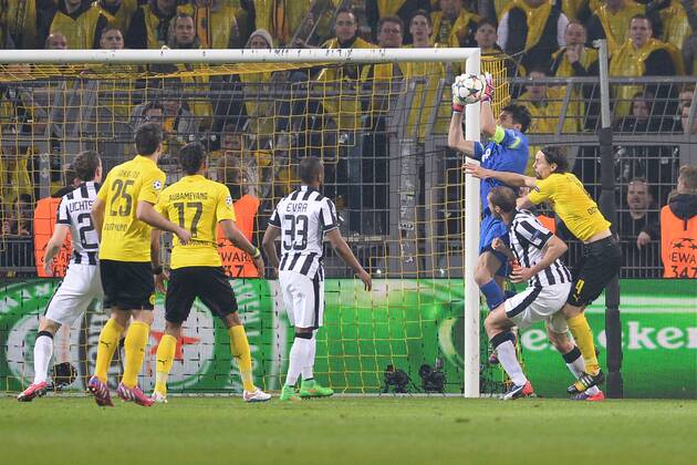 Fußball Champions League Achtelfinale Borussia Dortmund - Juventus Turin am 18.03.2015 im Signal Iduna Park in Dortmund Gianluigi Buffon ( Turin ), 2.v.r. kann den Ball sicher fangen