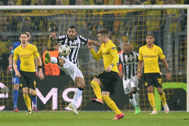 Fußball Champions League Achtelfinale Borussia Dortmund - Juventus Turin am 18.03.2015 im Signal Iduna Park in Dortmund Carlos Tevez ( Turin ), links - Marco Reus ( Dortmund ), rechts