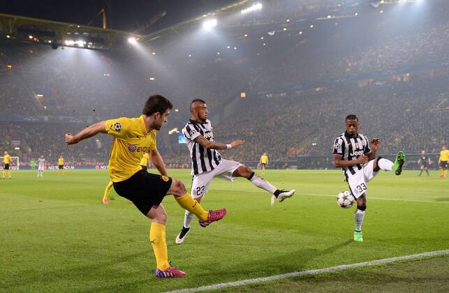 FUSSBALL CHAMPIONS LEAGUE SAISON 2014 2015 ACHTELFINAL RUECKSPIEL Borussia Dortmund - Juventus Turin 18.03.2015 Sokratis (li, Borussia Dortmund) gegen Vidal Arturo (Mitte) und Patrice Evra (re, beide Juventus Turin) 