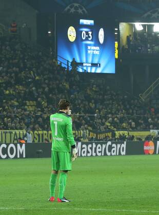 bv1 Roman WEIDENFELLER 1 Torwart BVB Emotionen, enttaeuscht, Enttaeuschung, Frust, frustriert, Trauer ,traurig, verzweifelt, Verzweiflung Anzeigetafel, Screen, Screenboard, digital, LED, Anzeige, Monitor,Ergebnis, Endergebnis BORUSSIA DORTMUND - JUVENTUS TURIN Fussball UEFA Champions League, Achtelfinale in Dortmund, 18.03.2015 CL Saison 2014 2015, BVB