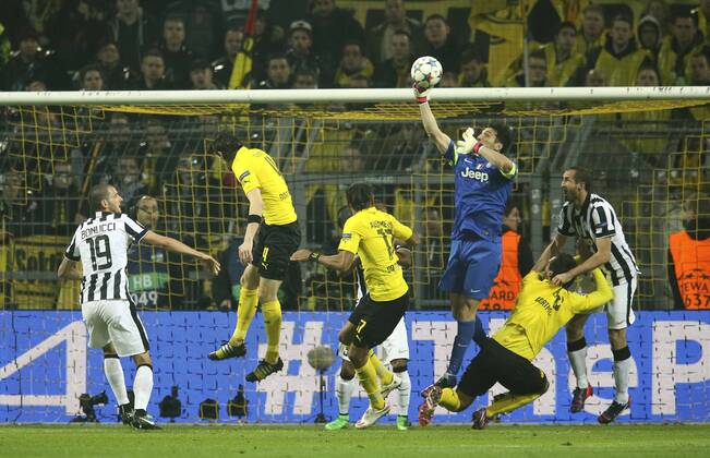 Foto : Gianluigi Buffon rettet gegen 3 Dortmunder Fussball - Championsleague am Mi. 18.03.2015 1 8 Finale Bor. Dortmund - Juventus Turin