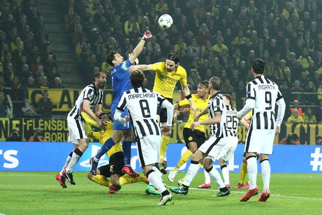 Gianluigi Buffon (Juventus Turin) rettet vor Neven Subotic (Borussia Dortmund), Aktion Action Borussia Dortmund vs Juventus Turin, Fussball, UEFA Champions League, 18.03.2015 , EP_ANS