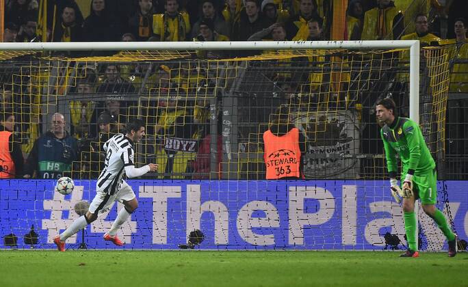 18.03.2015, xjhx, Fussball UEFA Champions League, Borussia Dortmund - Juventus Turin, v.l. Alvaro Morata (Juventus Turin), Roman Weidenfeller (Borussia Dortmund) Goal scored, Tor zum 0:2
