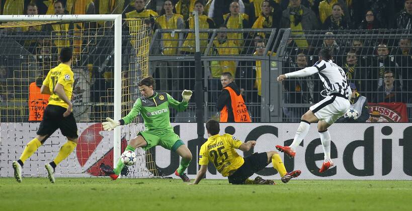 Alvaro Morata (Juventus Turin) (R) against Goalkeeper Roman Weidenfeller (Borussia Dortmund) during the Championsleague match between Borussia Dortmund and Juventus Turin, Signal Iduna Park in Dortmund on March 18., 2015. Borussia Dortmund vs. Juventus Turin im Achtelfinale der Championsleague in der Saison 2014 2015 am 18. März 2015.