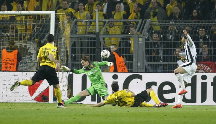 Alvaro Morata (Juventus Turin) (R) against Goalkeeper Roman Weidenfeller (Borussia Dortmund) during the Championsleague match between Borussia Dortmund and Juventus Turin, Signal Iduna Park in Dortmund on March 18., 2015. Borussia Dortmund vs. Juventus Turin im Achtelfinale der Championsleague in der Saison 2014 2015 am 18. März 2015.