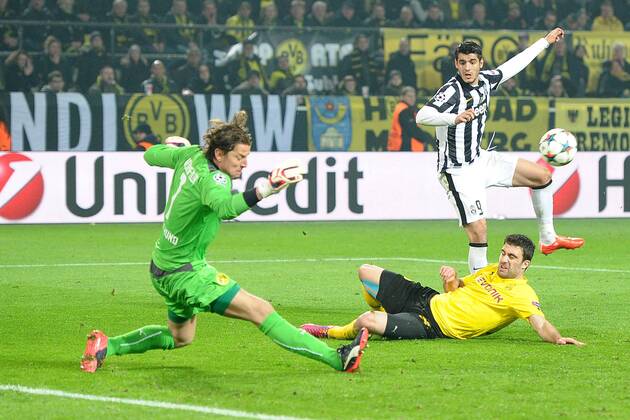 Fußball Champions League Achtelfinale Borussia Dortmund - Juventus Turin am 18.03.2015 im Signal Iduna Park in Dortmund Roman Weidenfeller ( Dortmund ), vorne - Sokratis Papastathopoulos ( Dortmund ), mitte - Alvaro Morata ( Turin ), hinten
