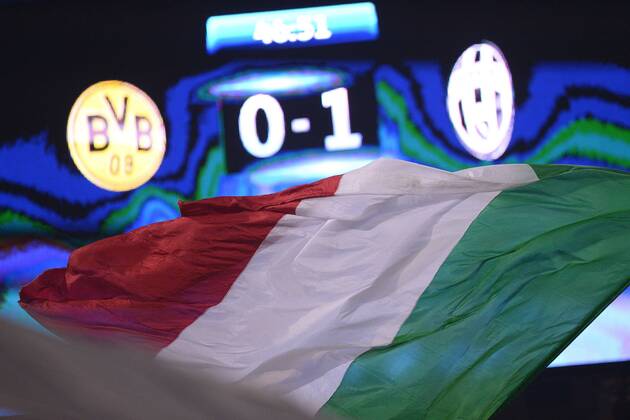 Fußball Champions League Achtelfinale Borussia Dortmund - Juventus Turin am 18.03.2015 im Signal Iduna Park in Dortmund Fans schwenken eine Italienische Flagge vor der Videoleinwand