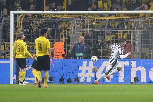 Fußball Champions League Achtelfinale Borussia Dortmund - Juventus Turin am 18.03.2015 im Signal Iduna Park in Dortmund Alvaro Morata ( Turin ), rechts hat das 0:2 erzielt - Jakub Blaszczykowski (Kuba) ( Dortmund ), links - Ilkay Gündogan ( Dortmund ) können nur zuschauen
