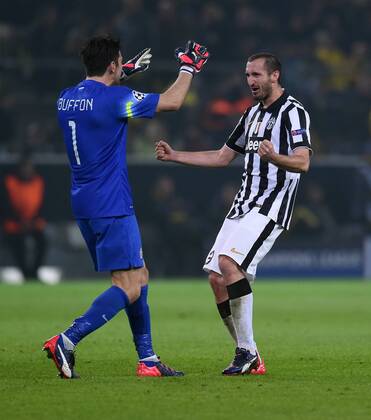 FUSSBALL CHAMPIONS LEAGUE SAISON 2014 2015 ACHTELFINAL RUECKSPIEL Borussia Dortmund - Juventus Turin 18.03.2015 Torwart Buffon Gianluigi (li) und Giorgio Chiellini (re, beide Juventus Turin) jubeln nach dem Tor zum 0:2 