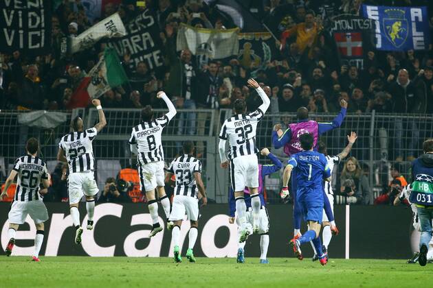 die Mannschaft von Juventus feiert mit ihren Fans den Sieg, Jubel, Freude, Emotionen Borussia Dortmund vs Juventus Turin, Fussball, UEFA Champions League, 18.03.2015 , EP_ANS