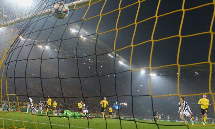 18.03.2015, xjfx, Fussball UEFA Champions League, Borussia Dortmund - Juventus Turin, v.l Goal scored, Tor zum 0:3 Carlos Tevez (Juventus Turin),Roman Weidenfeller (Borussia Dortmund)
