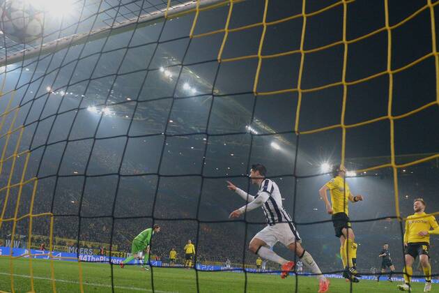 18.03.2015, xjfx, Fussball UEFA Champions League, Borussia Dortmund - Juventus Turin, v.l Roman Weidenfeller (Borussia Dortmund),Neven Subotic (Borussia Dortmund),Alvaro Morata (Juventus Turin) Goal scored, Tor zum 0:2 , Jubelt