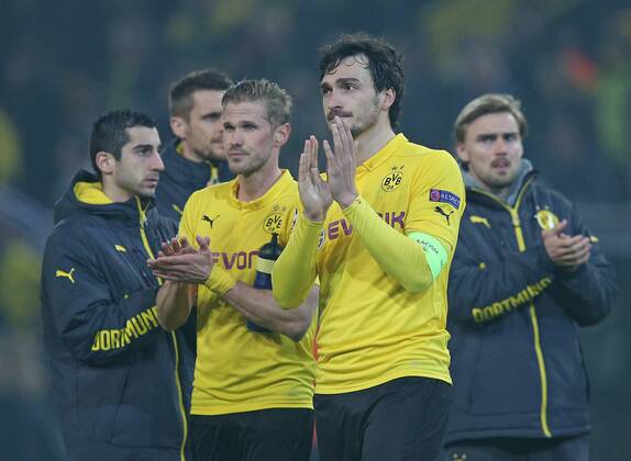 18.03.2015, Fussball Championsleague 2014 2015, Achtelfinale , Borussia Dortmund - Juventus Turin, im Signal-Iduna-Park-Stadion Dortmund. die Dortmunder Spieler sind enttäuscht , v.l. Henrikh Mkhitaryan (Dortmund) , Sebastian Kehl (Dortmund) , Oliver Kirch (Dortmund) , Mats Hummels (Dortmund) und Marcel Schmelzer (Dortmund) 