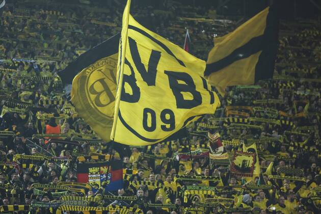 Fans, Fussballfans, fans, spectators, Zuschauer, Jacke, Kutte, Weste, Fankurve Fahne, Flagge, Vereinsfarben, Vereinsfahne, Fanfahne, Vereinsflagge, Fanflagge, schwenken, Fahnenmeer BORUSSIA DORTMUND - JUVENTUS TURIN 0-3 Fussball UEFA Champions League, Achtelfinale in Dortmund, 18.03.2015 CL Saison 2014 2015, BVB