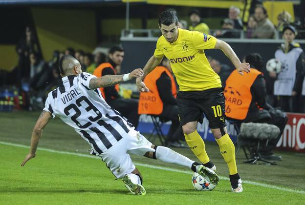 Henrikh MKHITARYAN, BVB 10 Zweikampf , Aktion um den Ball gegen Arturo VIDAL, JUVE 23 BORUSSIA DORTMUND - JUVENTUS TURIN 0-3 Fussball UEFA Champions League, Achtelfinale in Dortmund, 18.03.2015 CL Saison 2014 2015, BVB