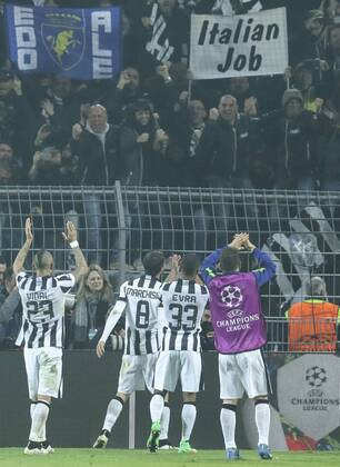Giorgio CHIELLINI, JUVE 3 Stephan LICHTSTEINER, JUVE 26 Claudio MARCHISIO, JUVE 8 Arturo VIDAL, JUVE 23 Patrice EVRA, JUVE 33 Fans Jubel BORUSSIA DORTMUND - JUVENTUS TURIN 0-3 Fussball UEFA Champions League, Achtelfinale in Dortmund, 18.03.2015 CL Saison 2014 2015, BVB