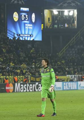 Roman WEIDENFELLER 1 Torwart BVB Emotionen, enttaeuscht, Enttaeuschung, Frust, frustriert, Trauer ,traurig, verzweifelt, Verzweiflung Anzeigetafel, Screen, Screenboard, digital, LED, Anzeige, Monitor,Ergebnis, Endergebnis BORUSSIA DORTMUND - JUVENTUS TURIN 0-3 Fussball UEFA Champions League, Achtelfinale in Dortmund, 18.03.2015 CL Saison 2014 2015, BVB
