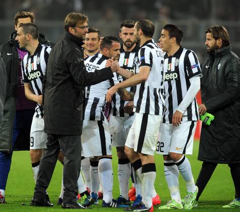 Championsleague Achtelfinale: Borussia Dortmund - Juventus Turin 18.03.2015. Trainer Jürgen Klopp (BvB) gratuliert den Turiner Spielern. HM