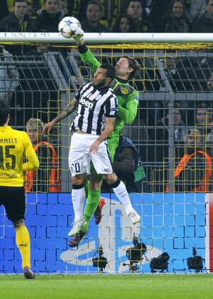 Fussball, UEFA Champions League, Herren, Saison 2014 2015,Achtelfinale Rückspiel, Signal Iduna Park Dortmund, Bor. Dortmund, BVB (gelb) - Juventus Turin (weiss) 0:3; Roman Weidenfeller (BVB), Carlos Tevez (Juve), Aktion.
