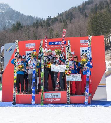 21.03.2015, Planica, Ratece, SLO, FIS Weltcup Ski Sprung, Planica, Finale, Skifliegen, Team, Siegerehrung, im Bild v.l.: Team Oesterreich (2. Platz), Team Slowenien (1. Platz) und Team Norwegen (3. Platz) during the Ski Flying Team Competition Winner Award Ceremony of the FIS Ski jumping Skispringen Ski nordisch Worldcup Cup finals at the Planica in Ratece, Slovenia on 2015 03 21. EP_fei