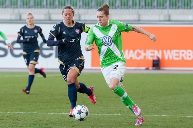 v.li.: Lina Nilsson (FC Rosengard) im Laufduell mit Verena Faißt (VfL Wolfsburg), Fussball, UEFA Women s Champions League, VfL Wolfsburg - FC Rosengard, xobx