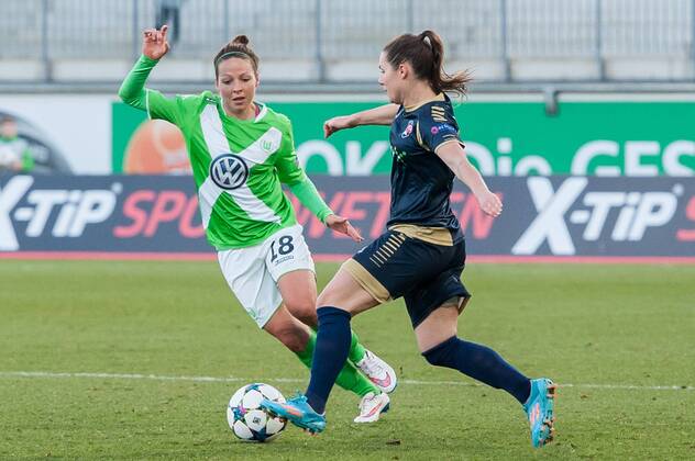 v.li.: Vanessa Bernauer (VfL Wolfsburg) im Zweikampf mit Ramona Bachmann (FC Rosengard), Fussball, UEFA Women s Champions League, VfL Wolfsburg - FC Rosengard, xobx