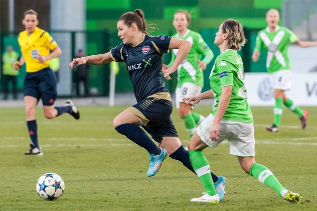 v.li.: Ramona Bachmann (FC Rosengard) im Zweikampf mit Martina Müller (VfL Wolfsburg), Fussball, UEFA Women s Champions League, VfL Wolfsburg - FC Rosengard, xobx